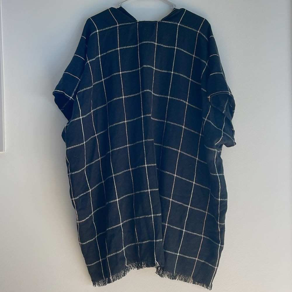 NWT Loft Plaid Black and White Wrap With Sleeves Fall Winter One Size - Picture 4 of 5